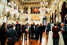 Blick in den Saal, Austausch in Gruppen, Stehtische