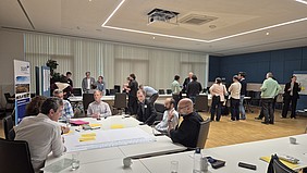 Blick zu den Diskussionsgruppen an den Arbeitstischen Forum Süd