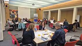 Blick zu den Diskussionsgruppen an den Arbeitstischen Forum Nord
