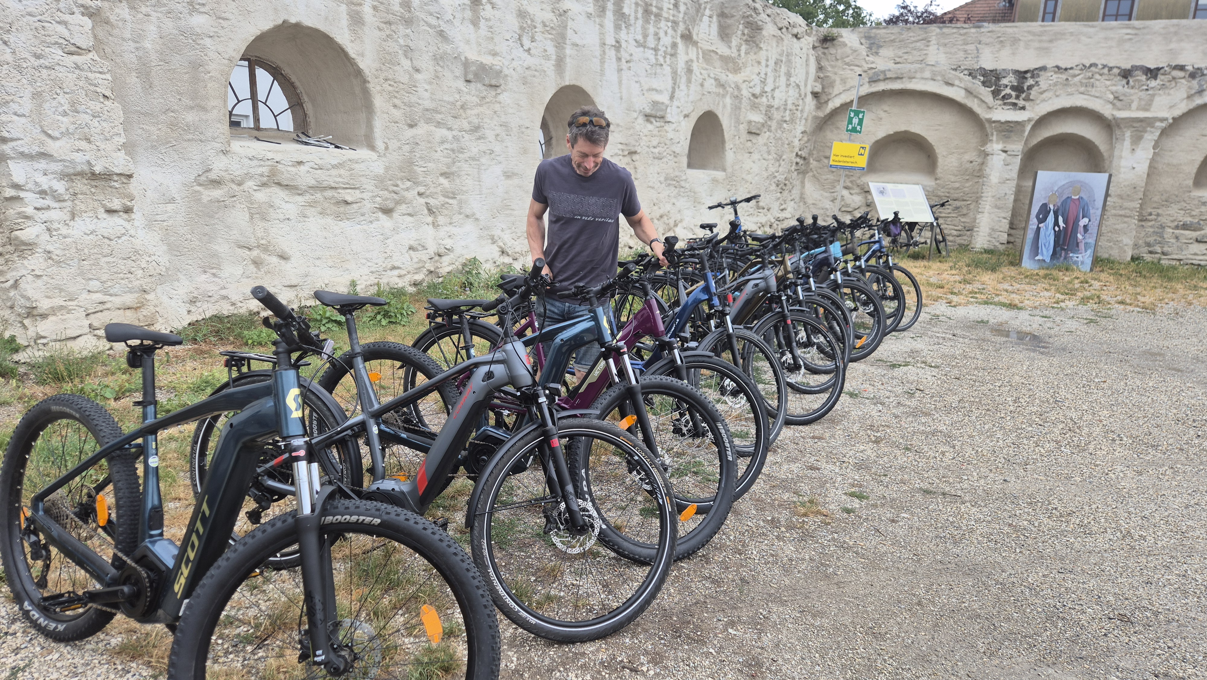 Reihe der E-Bikes vor Abfahrt