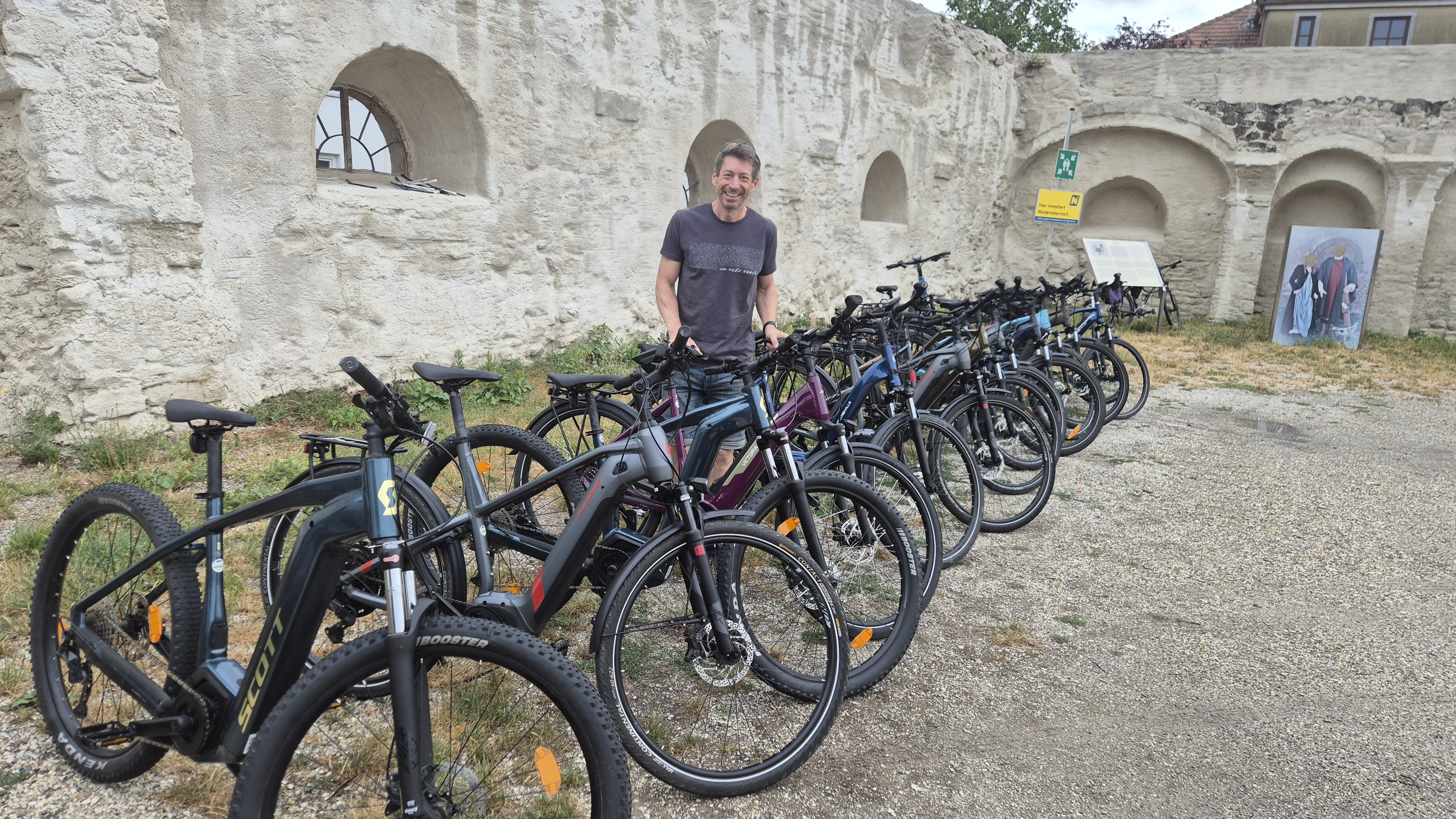 Reihe der E-Bikes vor Abfahrt 2