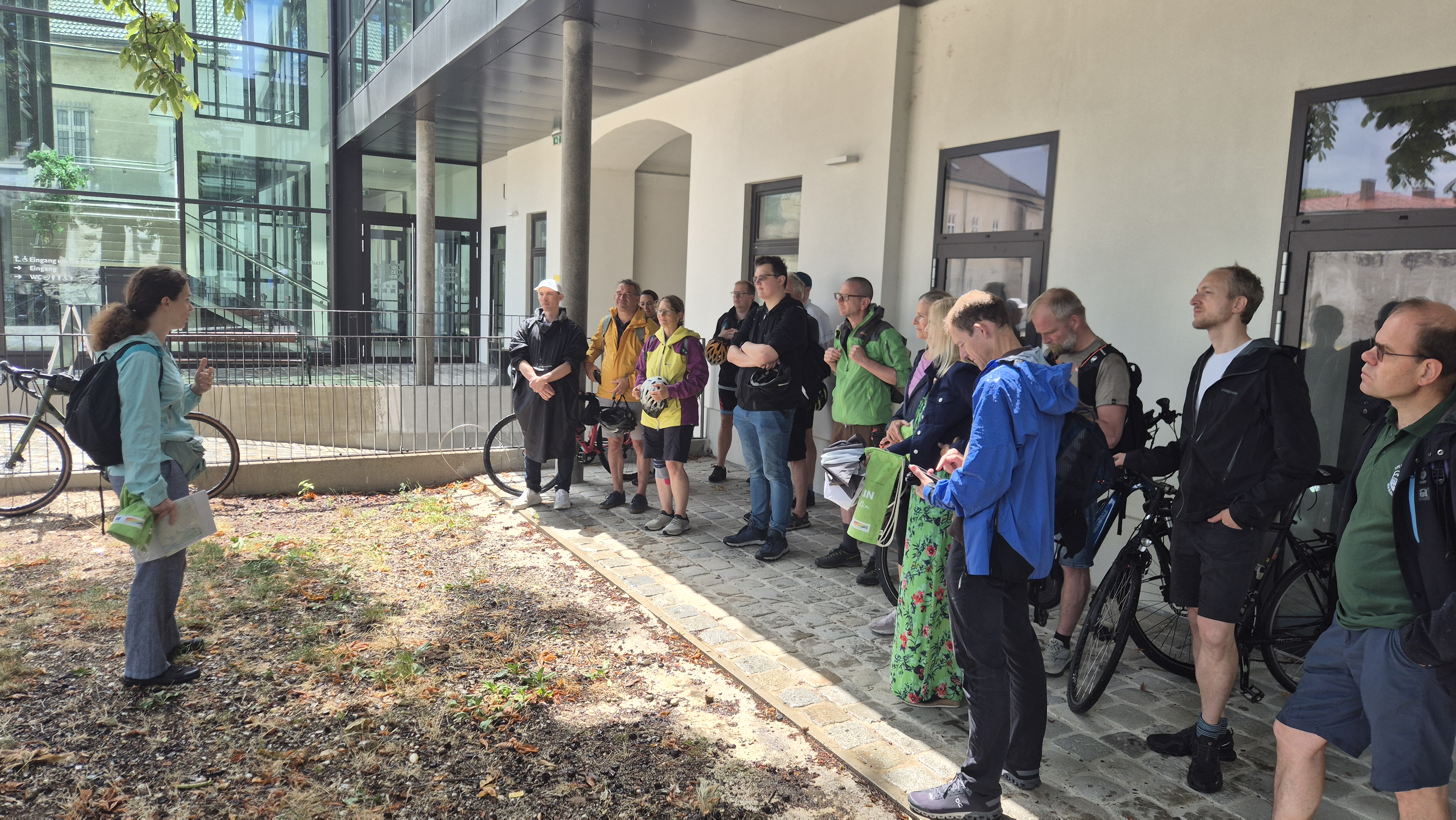 Gruppe im Hof des Gemeindeamtes Groß-Enzersdorf 2