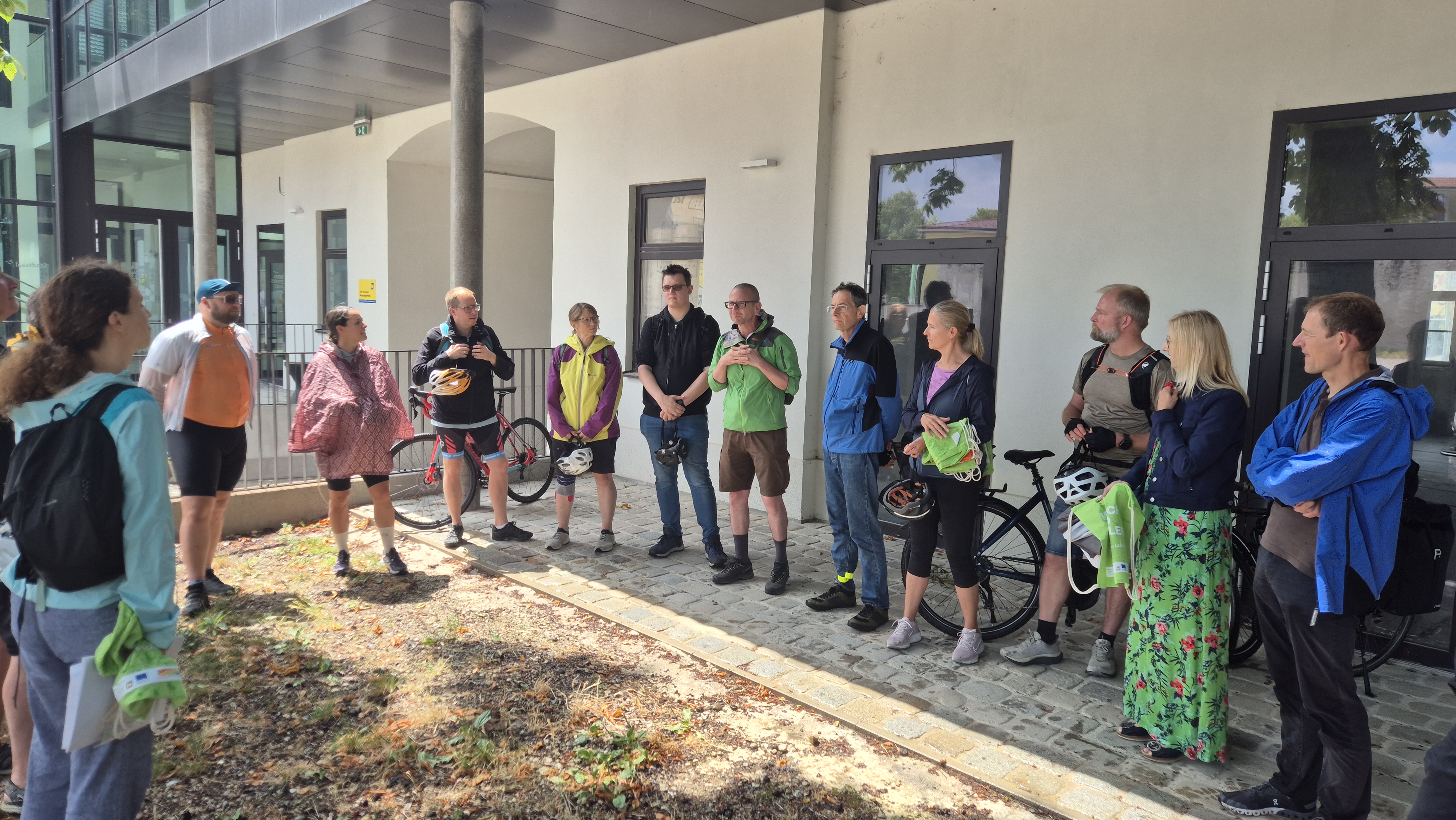 Gruppe im Hof des Gemeindeamtes Groß-Enzersdorf 5