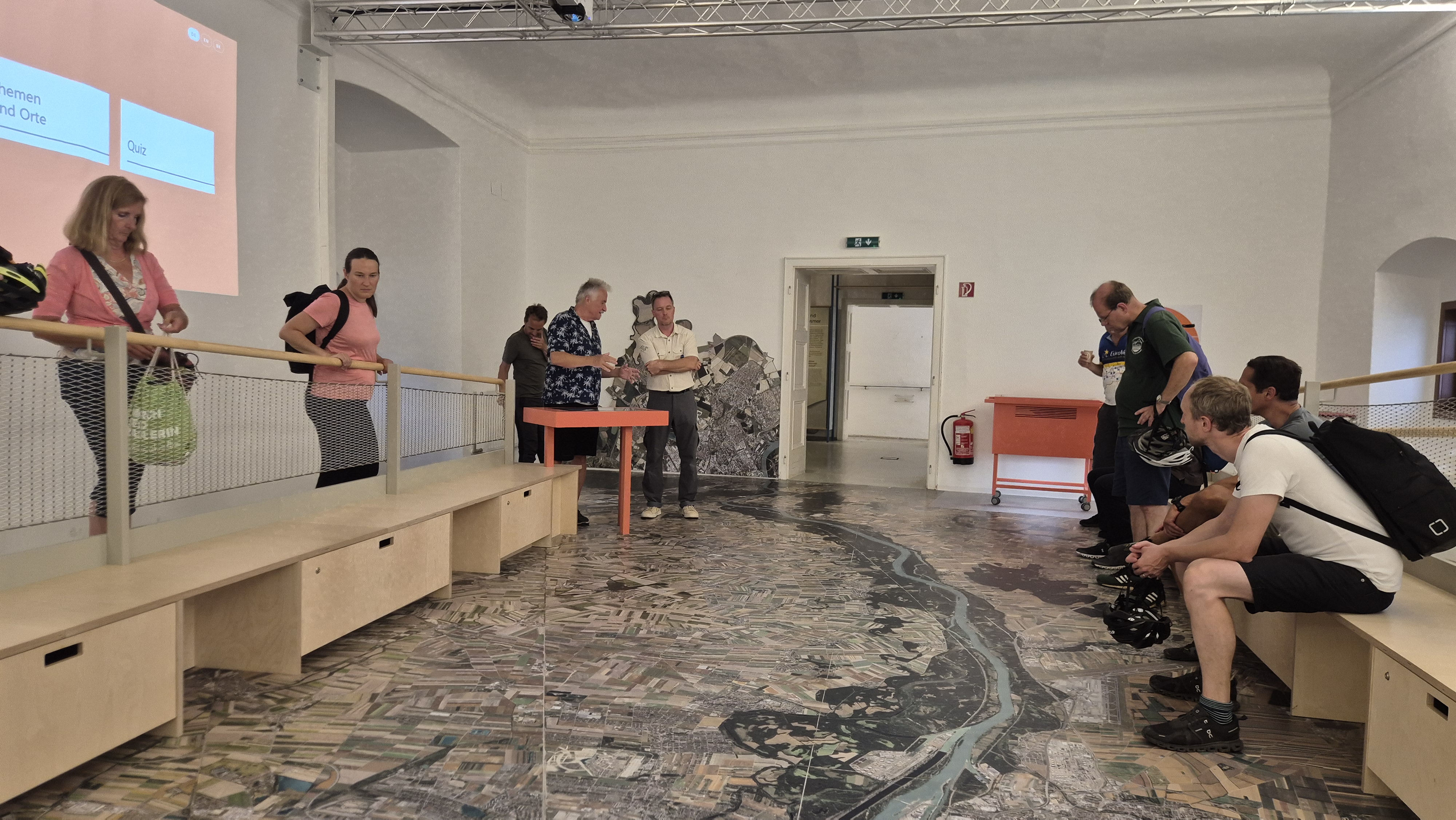 Gruppe in Ausstellungsraum stehend